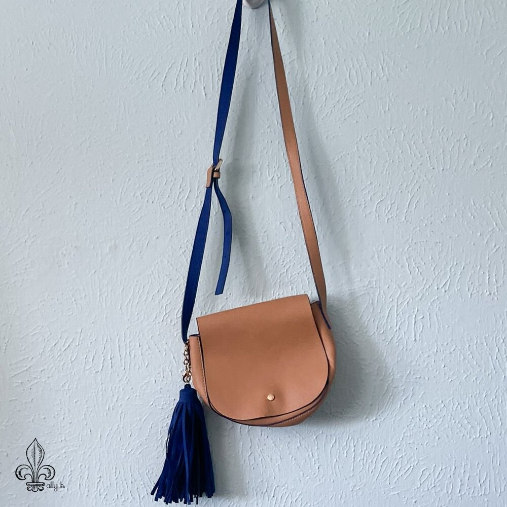 🐪Crossbody w/blue tassel🐪